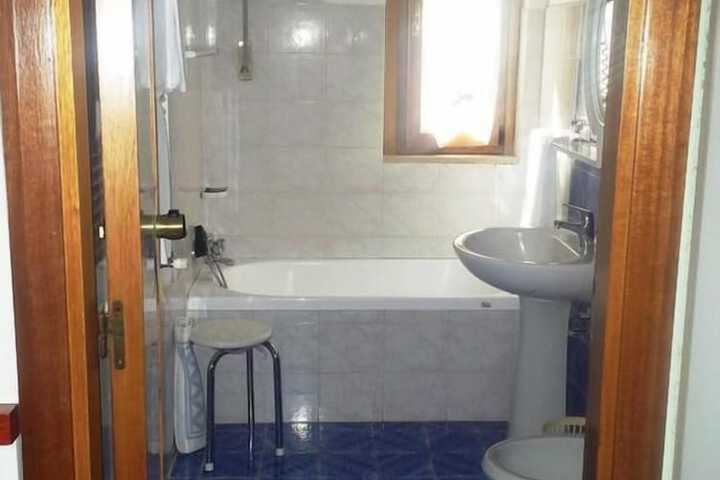 Room 9 of 16