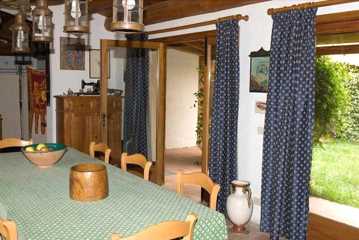 Room 6 of 13