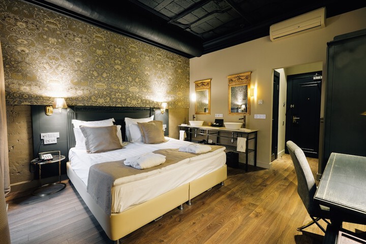 Room 13 of 73