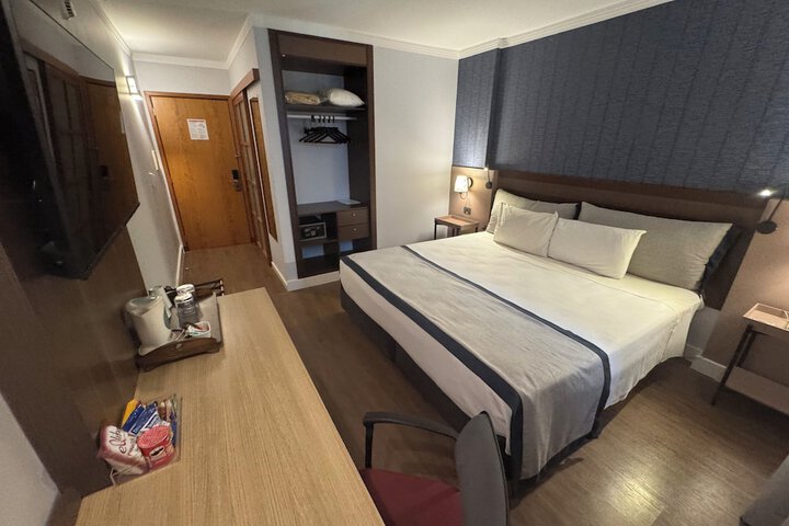 Room 4 of 42