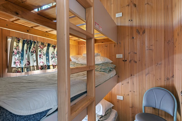 Room 5 of 98