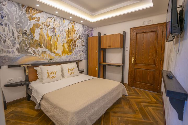 Room 9 of 36