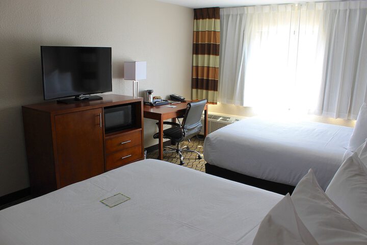 2 Queen Beds (1 of 7)