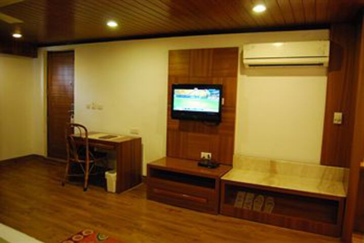 Room 33 of 48
