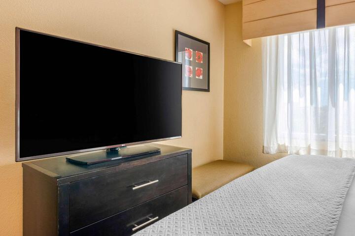 1 King Bed (5 of 14)