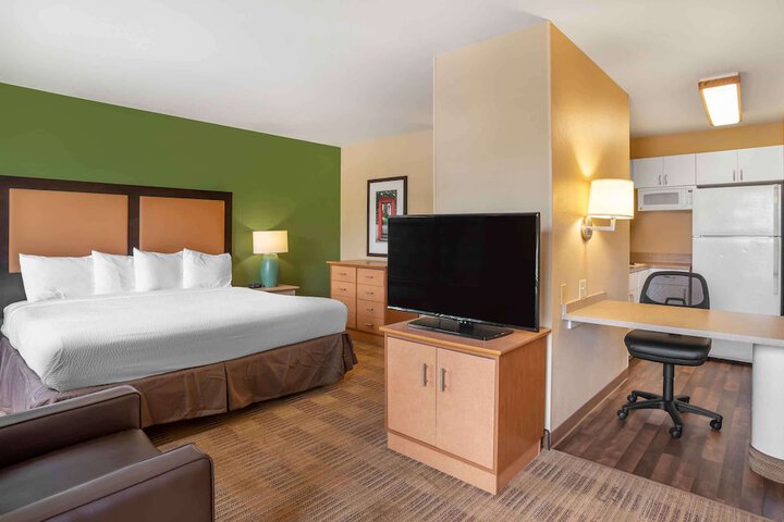 Deluxe King Bed (4 of 10)