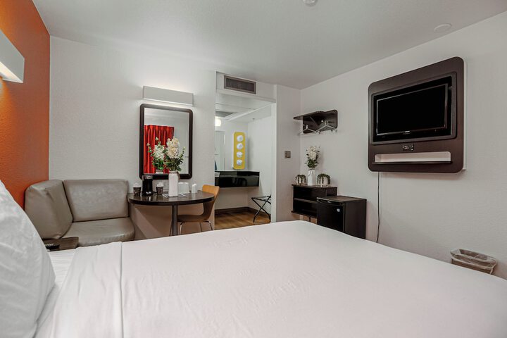 1 Queen Bed (3 of 4)