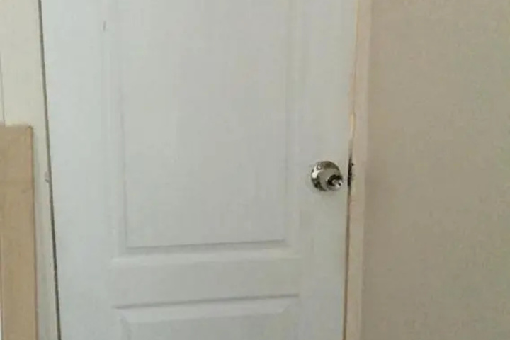 Room 7 of 12