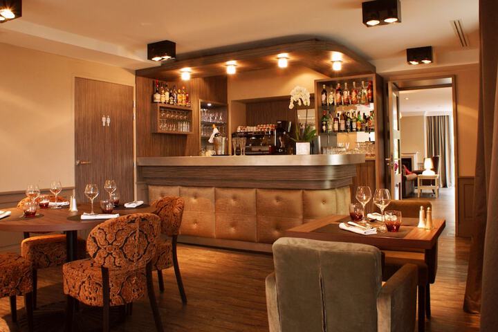 Lounge 41 of 57