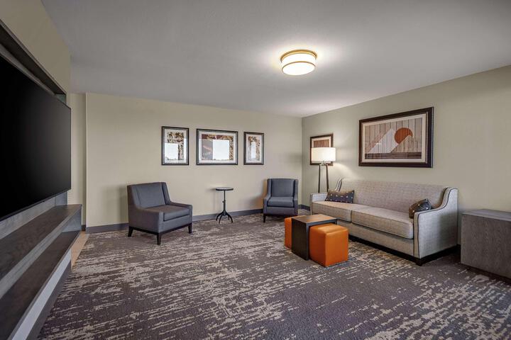 1 King 2 Room Suite Mobility Accessible with Tub (9 of 17)