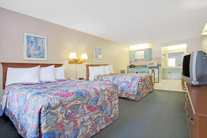 1 King Bed Deluxe Accessible Room (10 of 19)