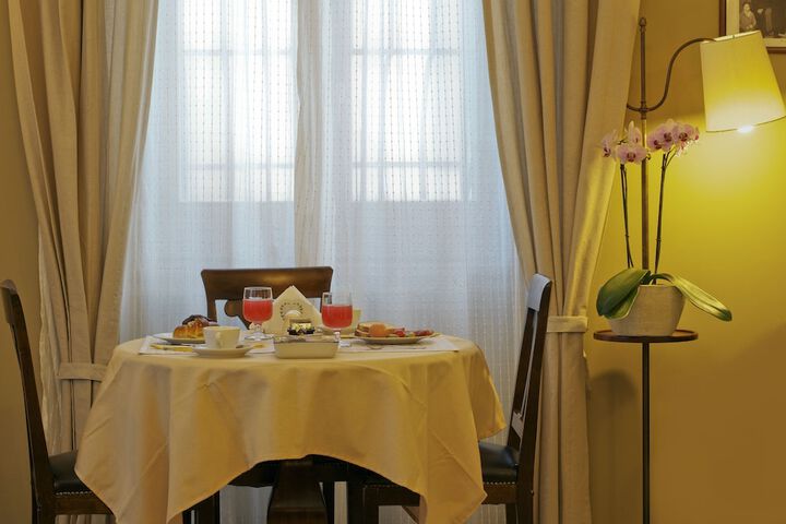 Dining 20 of 29
