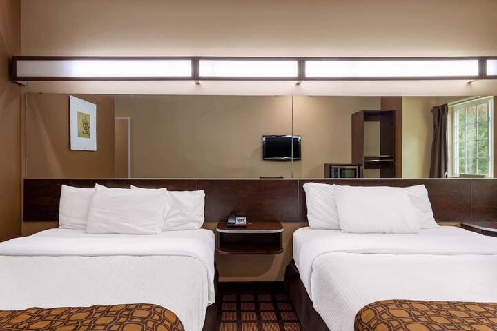1 Queen Bed Accessible Room (4 of 19)