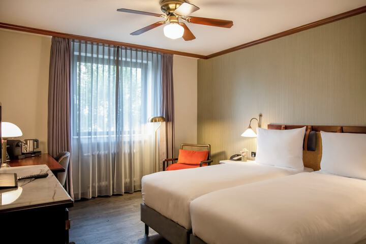Room 4 of 145