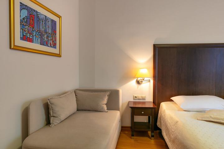 Room 25 of 144