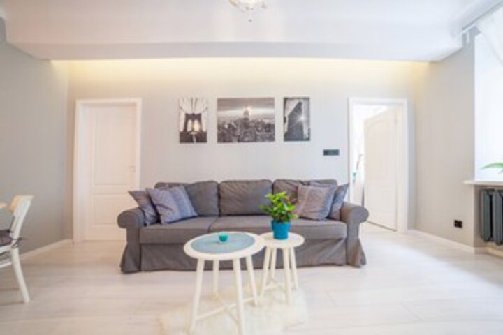 Room 5 of 12