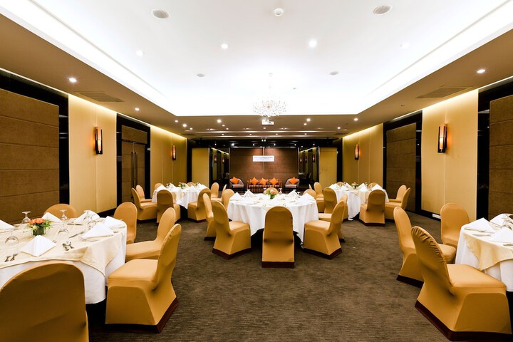 Ballroom/Hall 79 of 100