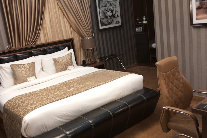 Room 25 of 77