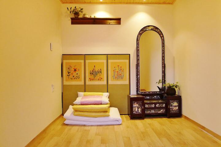 Room 4 of 34