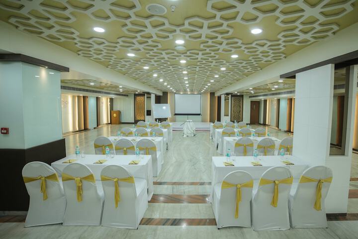 Ballroom/Hall 13 of 17