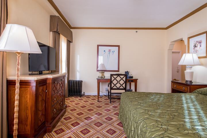 1 King Bed (9 of 33)