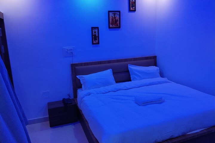 Room 4 of 9