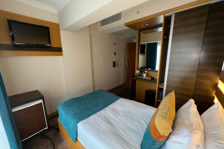 Room 26 of 65