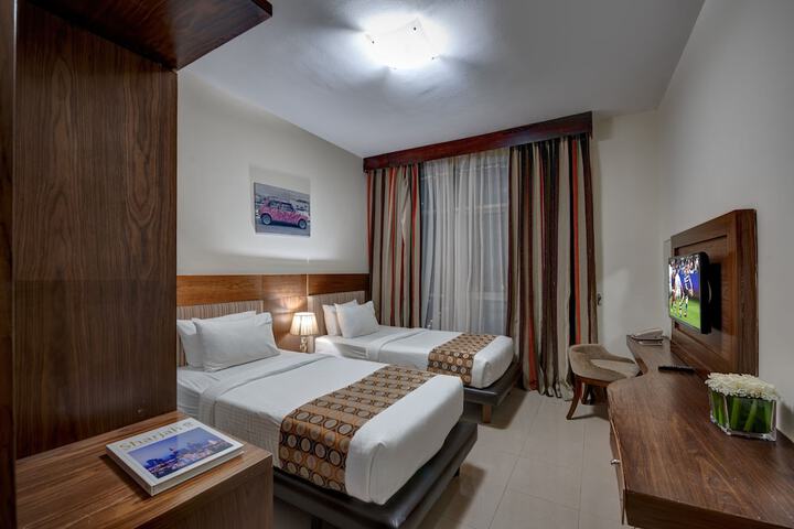 Room 25 of 77