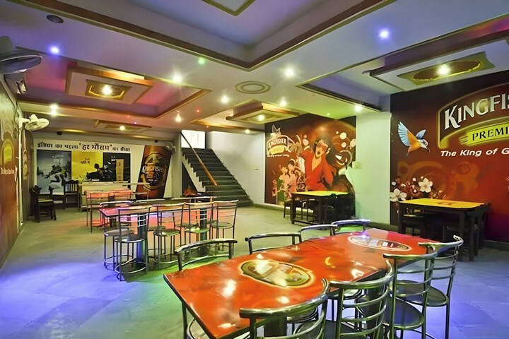 Lounge 27 of 32
