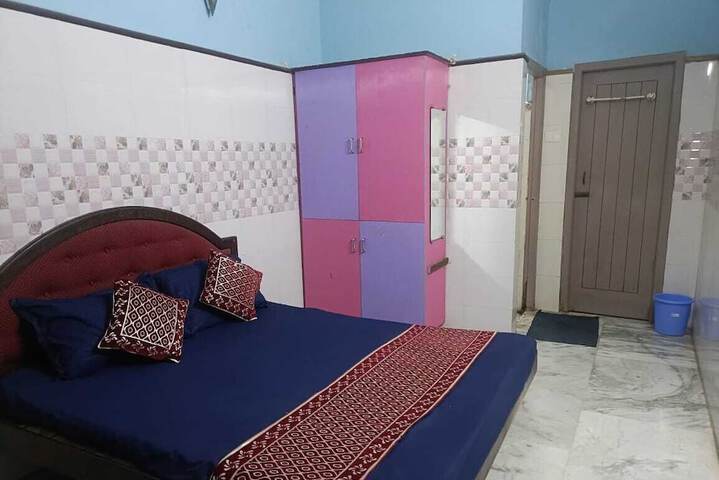 Room 4 of 16