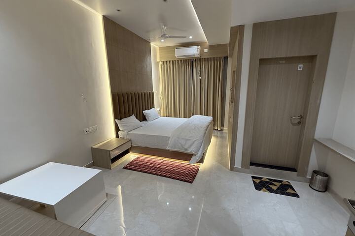 Room 2 of 9