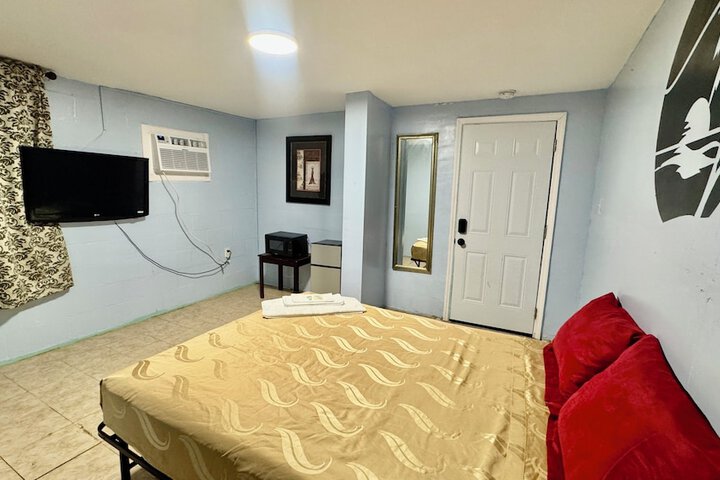 Room 6 of 14
