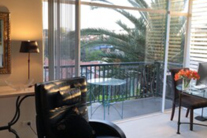 Lounge 9 of 13