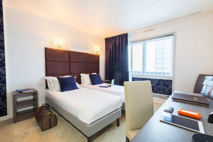 Room 13 of 37