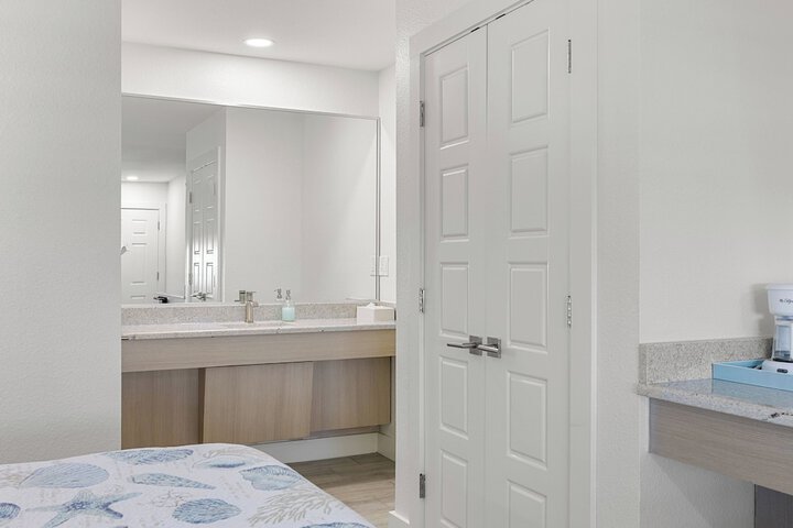Room 4 of 68
