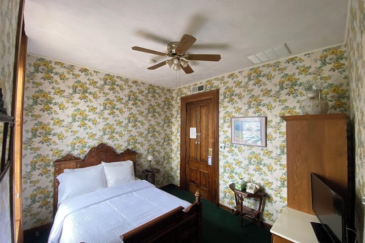 Basic Room 1 Double Bed Bathtub (5 of 10)