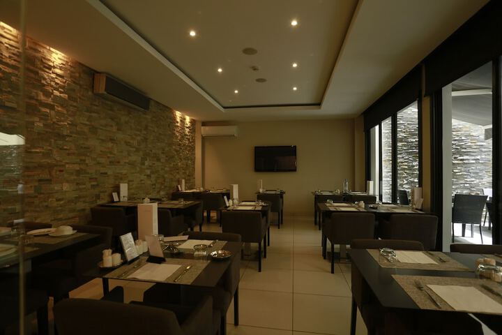Dining 16 of 32