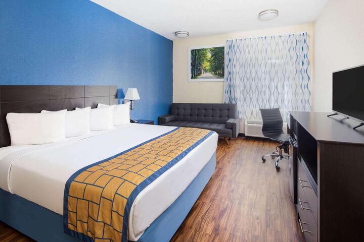 1 King Bed (10 of 13)