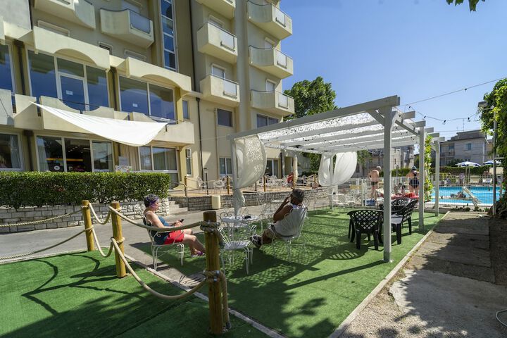 Hotel Exterior 44 of 48