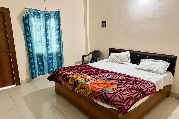Room 8 of 32