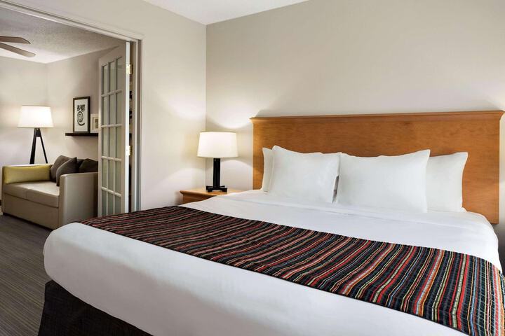 1 Queen Bed (1 of 6)