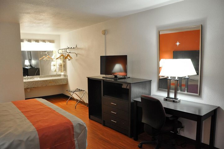 1 King Bed Micfridge (4 of 8)