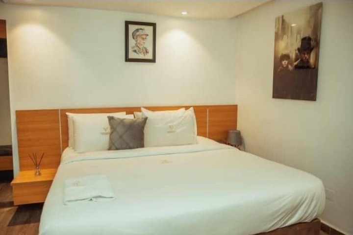 Room 9 of 18