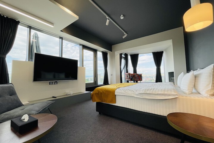 Room 17 of 47