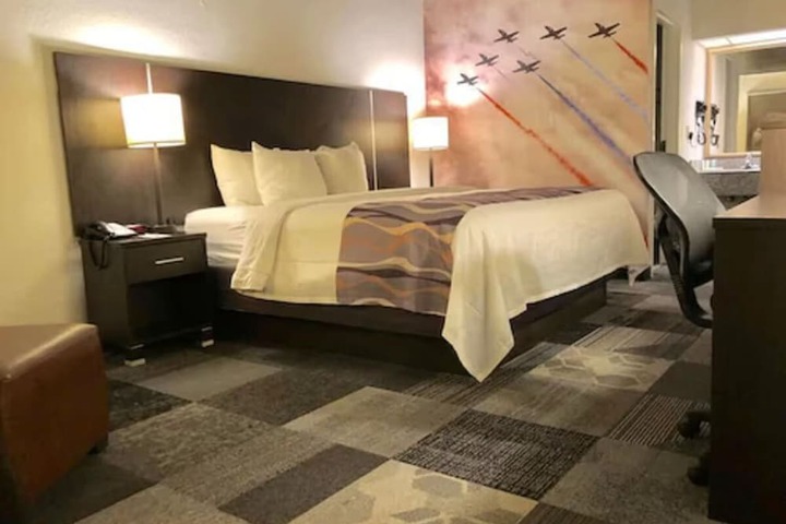 Room 6 of 18