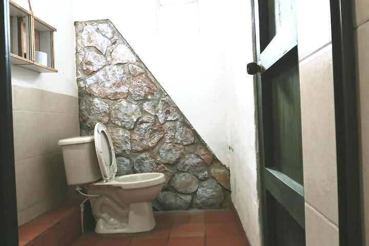 Room 6 of 9