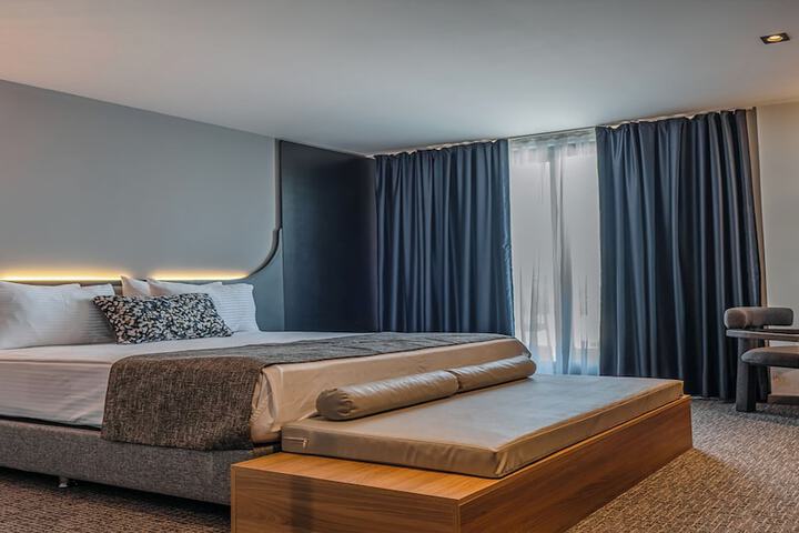 Room 10 of 16