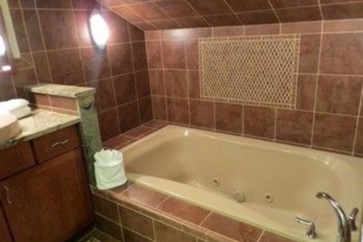 Hot Tub 26 of 34