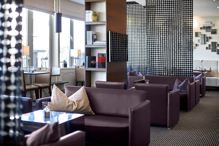 Lounge 72 of 86