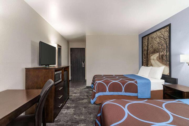 2 Queen Beds (5 of 16)